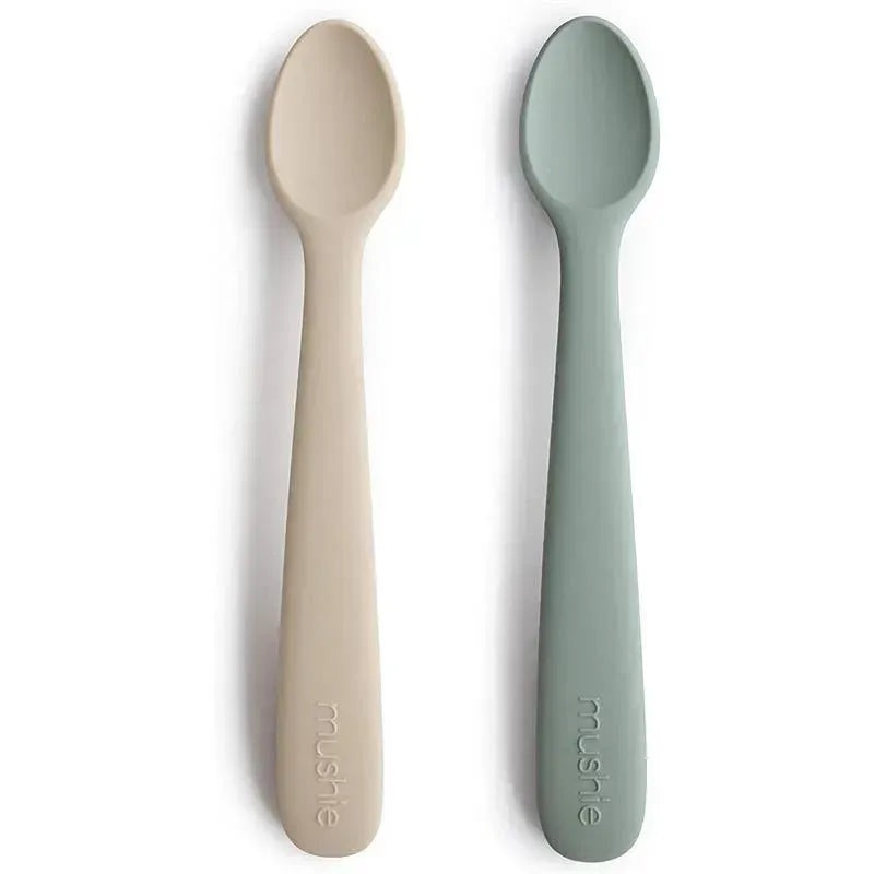 Mushie – 2Pk Silicone Feeding Spoons, Cambridge Blue/Shifting Sand